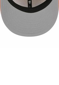 Graue Kappe mit flachem Schirm, versehen mit einem kontrastierenden schwarzen Innenband und einer dezenten Mesh-Textur, umrissen in leuchtendem Orange.