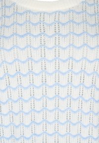 Pull en tricot avec un motif ondulé en bleu clair et gris sur une base blanche. Il possède un col rond et une finition texturée.