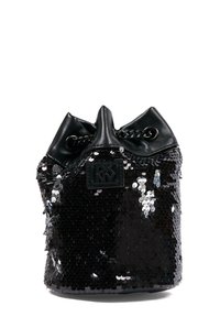 Borsa a secchiello nera con paillettes e superficie testurizzata, dettagli in pelle. Presenta una chiusura a cordoncino e un'etichetta con logo sulla parte anteriore.