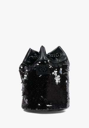 Borsa a secchiello nera con paillettes e superficie testurizzata, dettagli in pelle. Presenta una chiusura a cordoncino e un'etichetta con logo sulla parte anteriore.