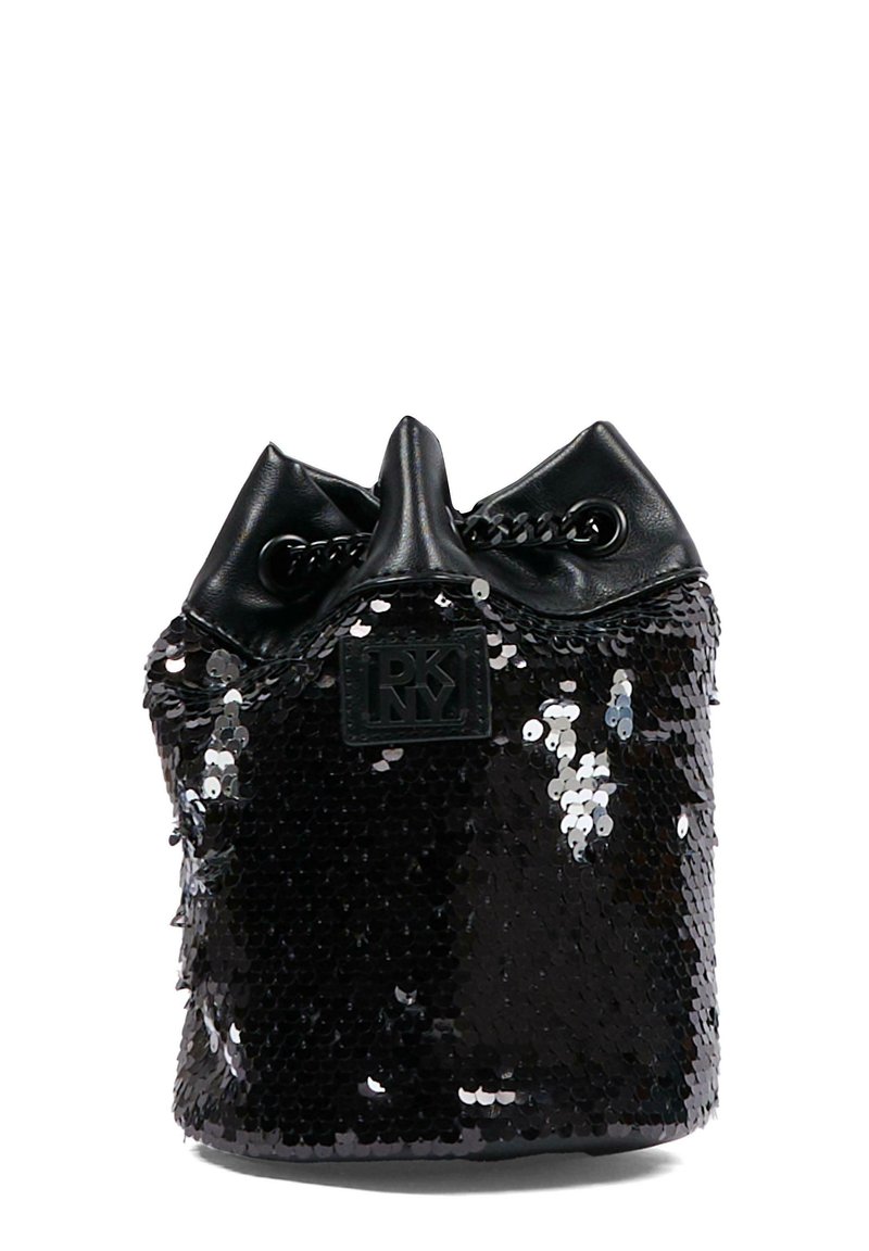 Borsa a secchiello nera con paillettes e superficie testurizzata, dettagli in pelle. Presenta una chiusura a cordoncino e un'etichetta con logo sulla parte anteriore.