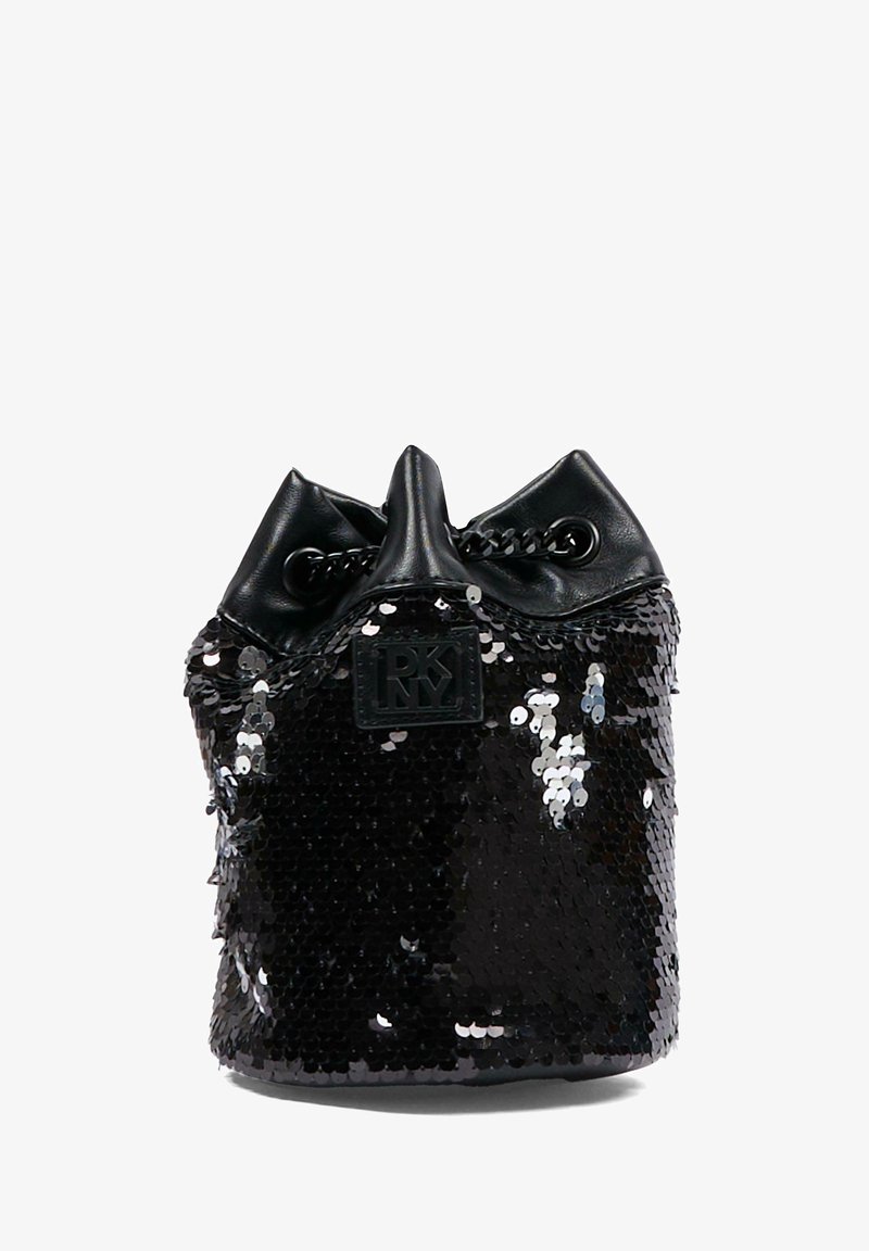 Borsa a secchiello nera con paillettes e superficie testurizzata, dettagli in pelle. Presenta una chiusura a cordoncino e un'etichetta con logo sulla parte anteriore.