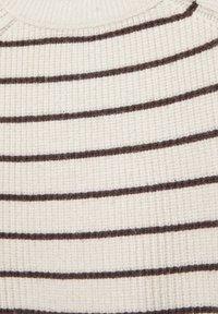 Waffelstrickpullover in Creme mit dünnen braunen Streifen, ausgestattet mit einem runden Ausschnitt und strukturiertem Stoff für zusätzlichen visuellen Reiz.