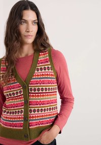 Pleteni prsluk s višebojnim uzorkom u ružičastim, zelenim i crnim prugama; zeleni rubovi; pet tamnih dugmadi duž prednje strane.