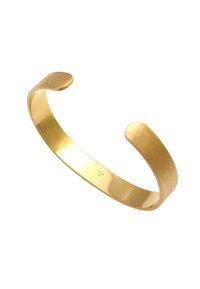 Bracciale in cuffia d'oro con una finitura liscia e opaca. Presenta estremità arrotondate e un design elegante e minimalista. Adatto per un look casual o formale.