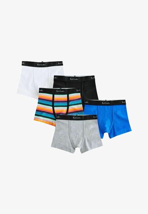 Öt férfi boxeralsó pár, fehér, fekete, kék, szürke és többszínű csíkos mintával, mindegyiken fekete Paul Smith márkájú derékrésszel.