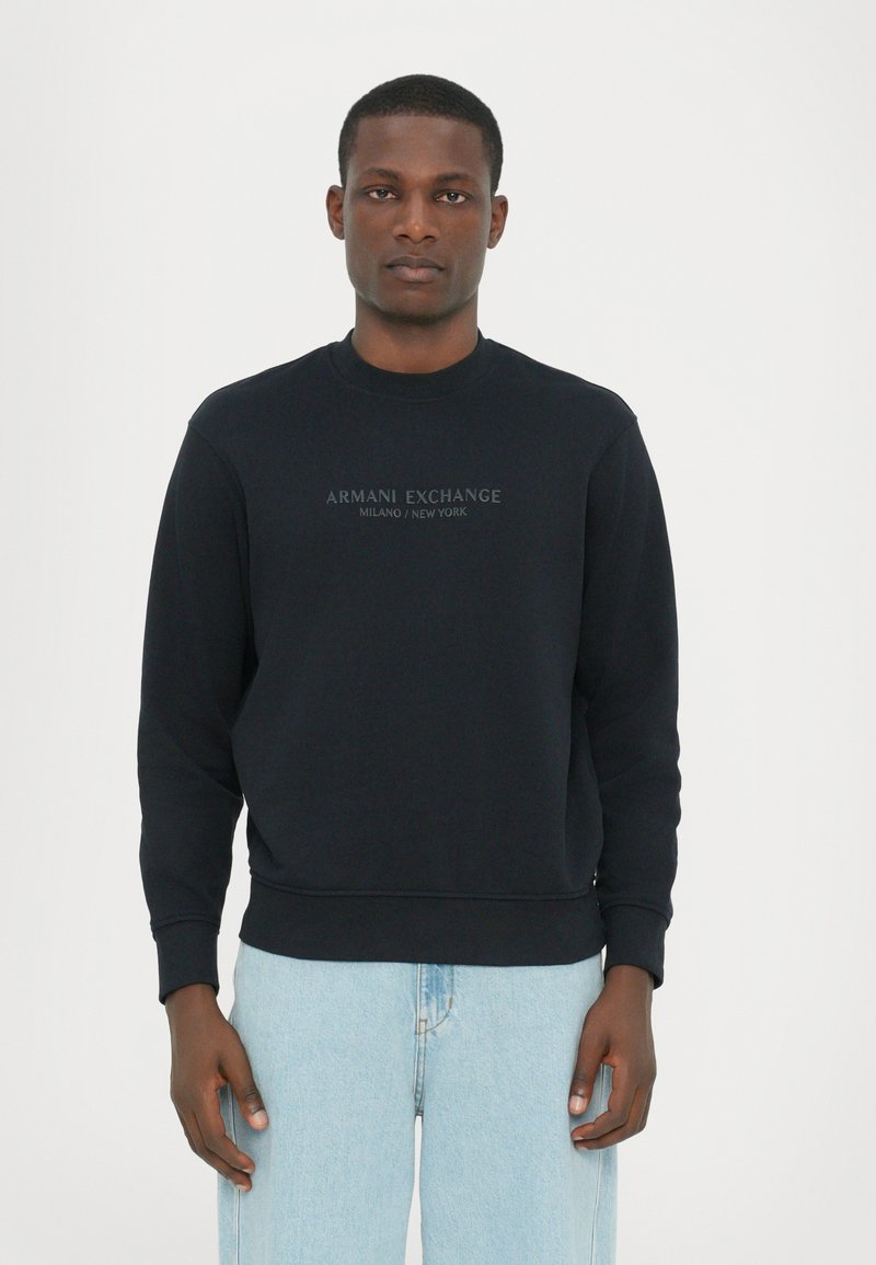 Zwarte sweatshirt van een katoenmix, met een ronde hals en geribbelde boorden. "Armani Exchange Milano/New York" gedrukt op de voorkant.