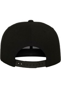 Căciulă snapback neagră, dintr-un material texturat, cu curea din plastic ajustabilă și gauri brodate. Vedere din spate, care arată o suprafață netedă și o culoare îndrăzneață.