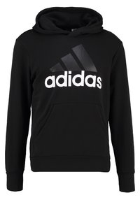 Felpa nera Adidas con grande logo e tre strisce sopra il nome del marchio, tasca a marsupio frontale e cappuccio attaccato.