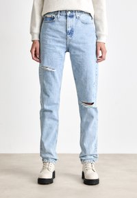 Lichtblauwe, versleten denim jeans met een hoge taille en rechte pasvorm. Bevat subtiele wassing en een klassiek vijf-pocket ontwerp.