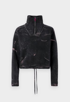 Suéter negro recortado con cuello alto, cierre de medio cremallera, tela texturizada y patrón de salpicaduras rosas en el frente y las mangas.