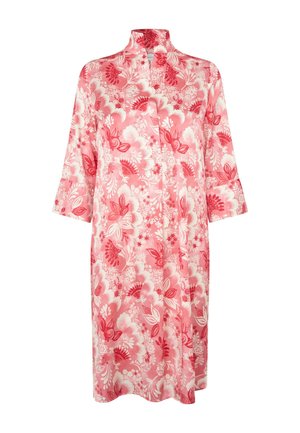 Rozā un baltas ziedu raksta ceļgala garuma kleita ar trīs ceturtdaļu piedurknēm un mandarīna apkakli.