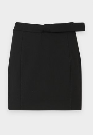 Czarna mini spódniczka wykonana z gładkiego materiału, z paskiem w talii, prostym krojem i czystymi szwami bez dodatkowych wzorów czy ozdób.