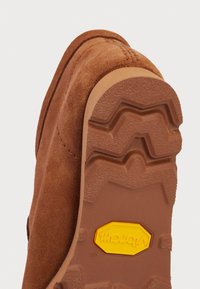 Clarks Originals WALLABEE BOOT GORE-TEX - Volnočasové šněrovací boty - mocha bisque