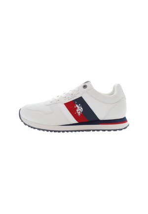 Zapatillas deportivas blancas con acabado texturizado, que presentan un acento de rayas rojas y marinas, detalle de logo y una suela de goma con un borde en contraste.