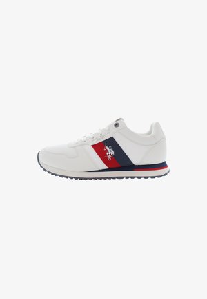 Weiße Sportsneaker mit strukturiertem Finish, versehen mit einem rot-blauen gestreiften Akzent, Logodetail und einer Gummisohle mit kontrastierendem Rand.