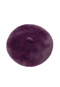 Fioletowy beret o miękkiej, teksturowanej powierzchni i centralnym guziku; okrągły kształt z gładkimi krawędziami i jednolitym kolorem na całej powierzchni.
