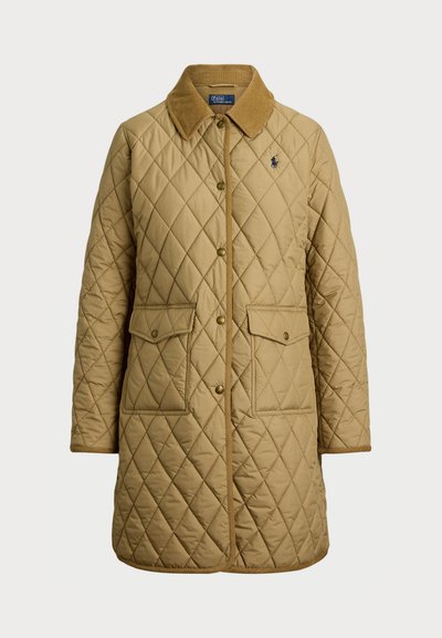 Manteau matelassé beige avec un col en velours côtelé, fermeture à boutons-pression, deux poches frontales et un petit emblème sur le côté gauche.