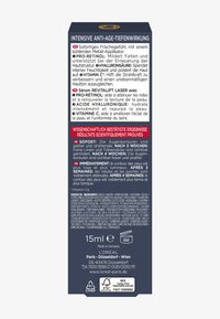 Tekst på en hudplejeproduktsæske, der beskriver anti-aging effekter, nøgleingredienser som pro-retinol, hyaluronsyre, vitamin C, brugervenlige fordele og kontaktinformation.