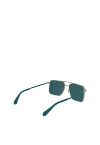 Occhiali da sole rettangolari con braccia color teal, montatura in metallo argento e lenti scure. Le lenti presentano una leggera curvatura e un design hardware minimale.