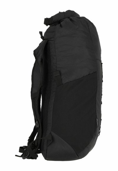Zaino nero dal design aerodinamico, realizzato in tessuto resistente. Presenta spalline regolabili, dettagli in rete e una chiusura arrotolabile.