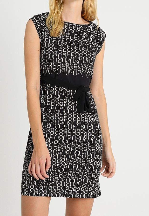 Czarna sukienka z białym okrągłym wzorem łańcucha, z krótkimi rękawami i dopasowanym krojem w talii, podkreślona wiązanym paskiem.