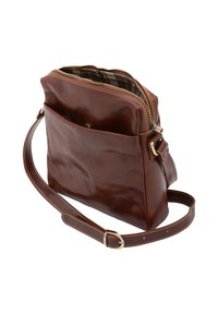 Borsa a tracolla in pelle marrone con zip superiore, singolo cinturino regolabile e tasca esterna; texture liscia con accenti di cuciture bianche.