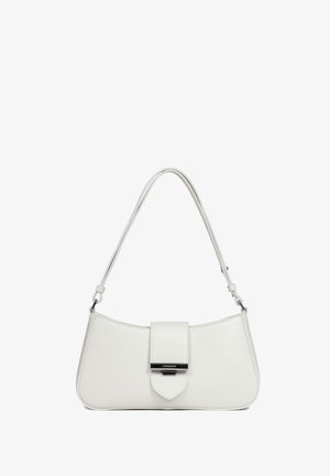 Witte leren schoudertas met gebogen bovenkant, zilverkleurige sluiting en verstelbare riem.