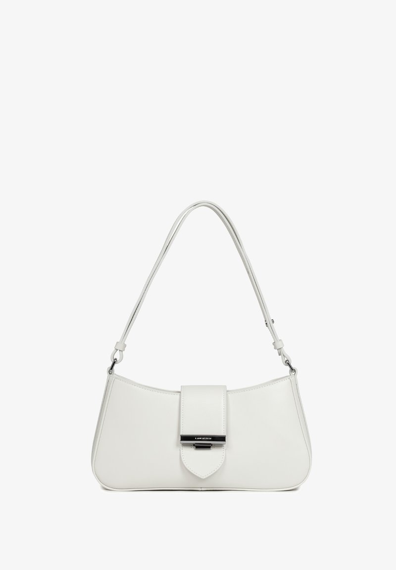 Sac à bandoulière en cuir blanc avec dessus courbé, fermeture à boucle argentée et sangle ajustable.