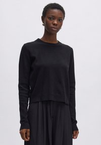 Schwarzer Wollpullover mit rundem Ausschnitt, langen Ärmeln und cropped Fit. Glatte Textur mit gerippten Bündchen und Saum.