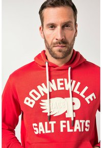 Felpa con cappuccio rossa in tessuto misto cotone, con grande grafica bianca "BONNEVILLE SALT FLATS", coulisse regolabili e tasca a marsupio.
