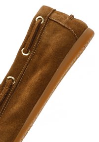 Bruine suède enkellaars met gouden oogjes, textuur oppervlak en rubberen zool. Heeft contrasterende stiksels en een ronde vorm.