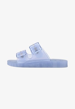 Sandali trasparenti in plastica blu con due fibbie quadrate, caratterizzati da una superficie liscia e una suola piatta. Design classico con slip-on.