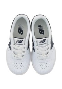 Zapatillas blancas con acabado de cuero suave, presentan un acento en color marino, caja de dedos perforada y un logotipo negro en contraste en el lateral.