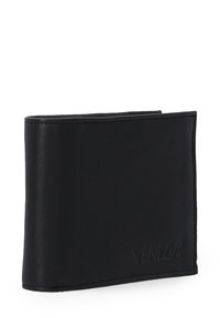 Sort læderpung med en tekstureret overflade, prydet med et side-logo præget på forsiden. Den har et enkelt, rektangulært design.