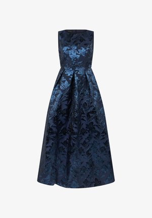 Mouwloze avondjurk in marineblauw met een bloemmotief jacquard en een nauwsluitend lijfje dat uitloopt in een lange rok.