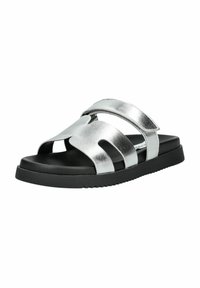 Infradito metalliche argento con due fasce larghe e suola in gomma nera. Presentano un design con ritagli e una superficie testurizzata per una maggiore aderenza.