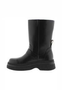 Botas negras hasta el tobillo, hechas de material sintético suave, con suela gruesa, puntera redondeada y una lengüeta lateral para facilitar el uso.
