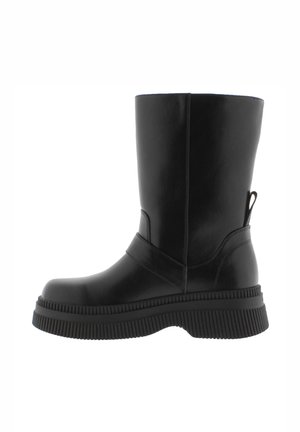 Botas negras hasta el tobillo, hechas de material sintético suave, con suela gruesa, puntera redondeada y una lengüeta lateral para facilitar el uso.