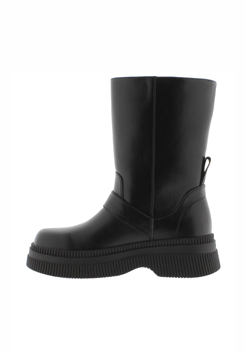 Botas negras hasta el tobillo, hechas de material sintético suave, con suela gruesa, puntera redondeada y una lengüeta lateral para facilitar el uso.