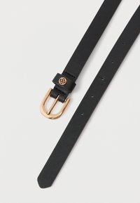 Ceinture noire texturée avec une boucle en métal doré, présentant un accent de logo et plusieurs trous d'ajustement le long de la sangle.