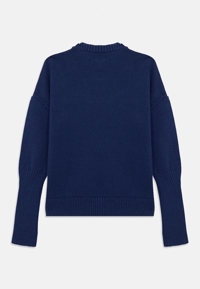 Πλεκτό πουλόβερ σε ναυτικό μπλε με ριμπ λαιμόκοψη και μανίκια με μανσέτες. Ο σχεδιασμός έχει άνετη εφαρμογή και μονόχρωμη υφή.