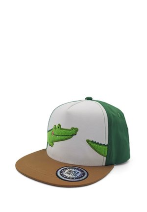 Casquette snapback avec broderie de visage et queue de crocodile verts sur le devant blanc, panneaux vert foncé et visière plate marron avec autocollant "Super Chilled".