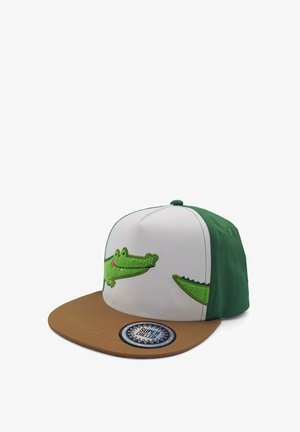 Snapback-Kappe mit grüner Krokodil-Gesichts- und Schwanzstickerei auf weißer Vorderseite, dunkelgrünen Paneelen und braunem flachem Schirm mit einem "Super Chilled"-Aufkleber.