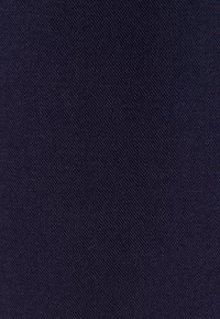 Dunkelblauem Stoff mit einer feinen, strukturierten Webung. Die Oberfläche zeigt einen subtilen Glanz und sorgt für ein glattes Erscheinungsbild. Keine sichtbaren Muster oder Akzente.