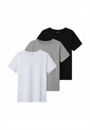 Trois t-shirts unis à col rond en blanc, gris et noir, disposés en superposition sur un fond blanc.