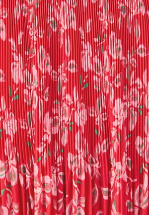 Rode stof met verticale plooien en een roze bloemenpatroon met verspreide groene bladeren over het oppervlak.