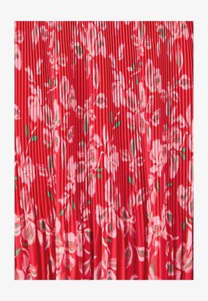 Rode stof met verticale plooien en een roze bloemenpatroon met verspreide groene bladeren over het oppervlak.