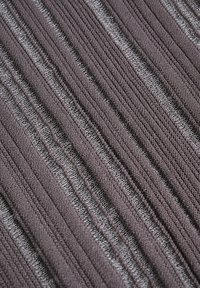 Gestructureerde gebreide stof in gedempt paars met afwisselende ribbels en open weefsels, die verticale lijnen en een zachte afwerking tonen.