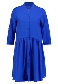 Robe chemise bleue en tissu lisse, dotée d'une taille plissée, de manches longues et d'un col arrondi.